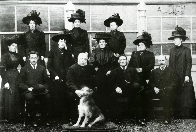 Staff Plas Coedmor ar glos y gegin